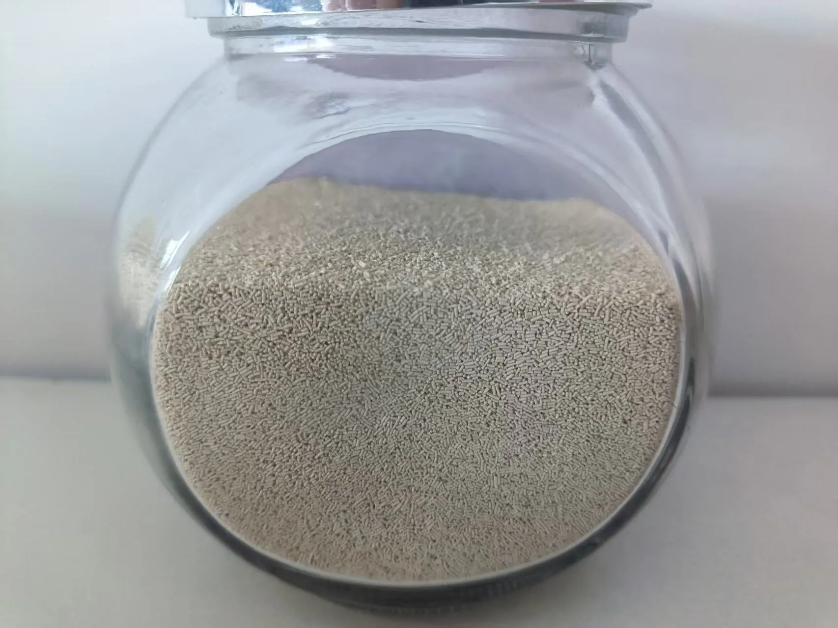خميرة جافة نشطة (Saccharomyces cerevisiae) لتغذية المجترات – تحسين الهضم وإنتاج الحليب صورة أعلان 